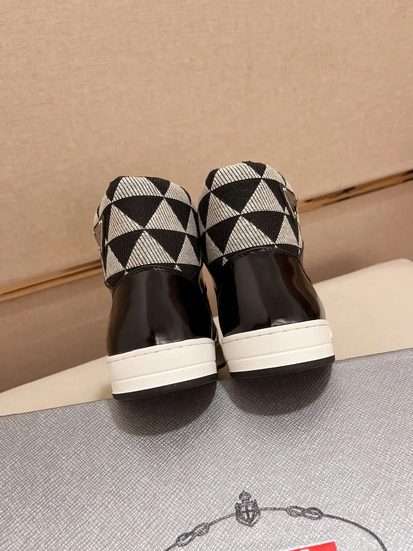 Men's shoes 💰 620💰 ✔️✔️✔️High-quality new PRADA counters are launched at the same time. The new men's shoes and 😘fabric are made of selected first-layer cowhide and triangle △ fabric. Lining: Full cowhide lining. 👍🏿 High-end ☄️ air-cushion molded anti-slip rubber outsole, exquisite lines, simple and elegant, comfortable and high-end for leisure travel. Code number: 38 to 44. 45 can be customized and cannot be returned or exchanged!